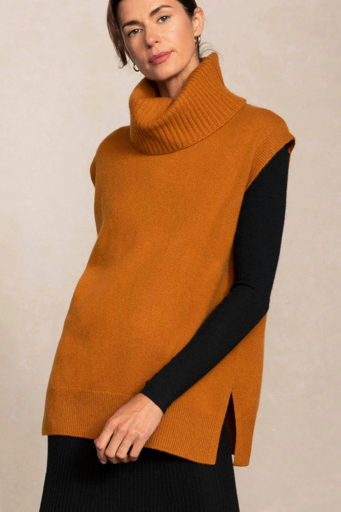 BRUNA SLEEVELESS CASHMERE TURTLENECK