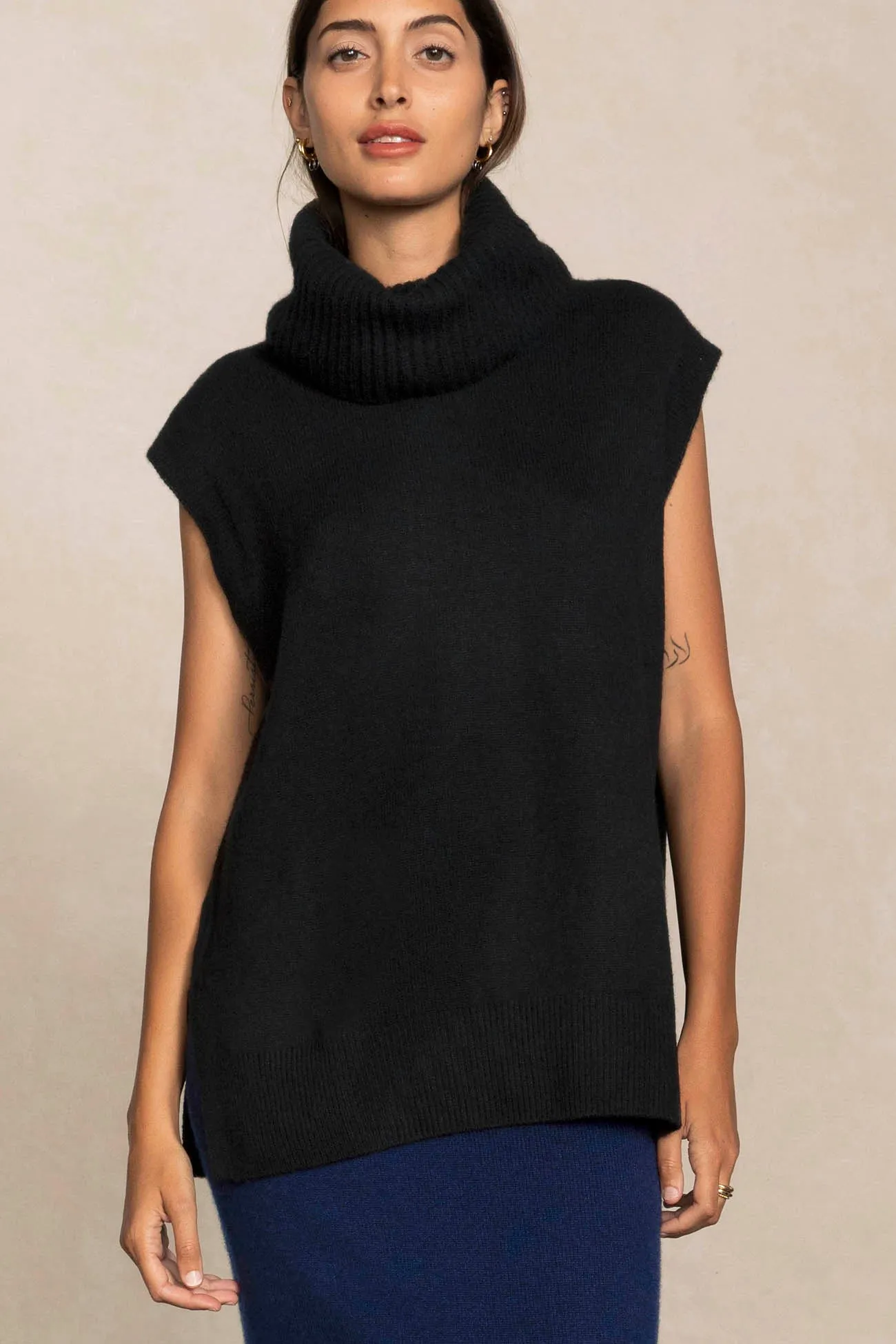 BRUNA SLEEVELESS CASHMERE TURTLENECK