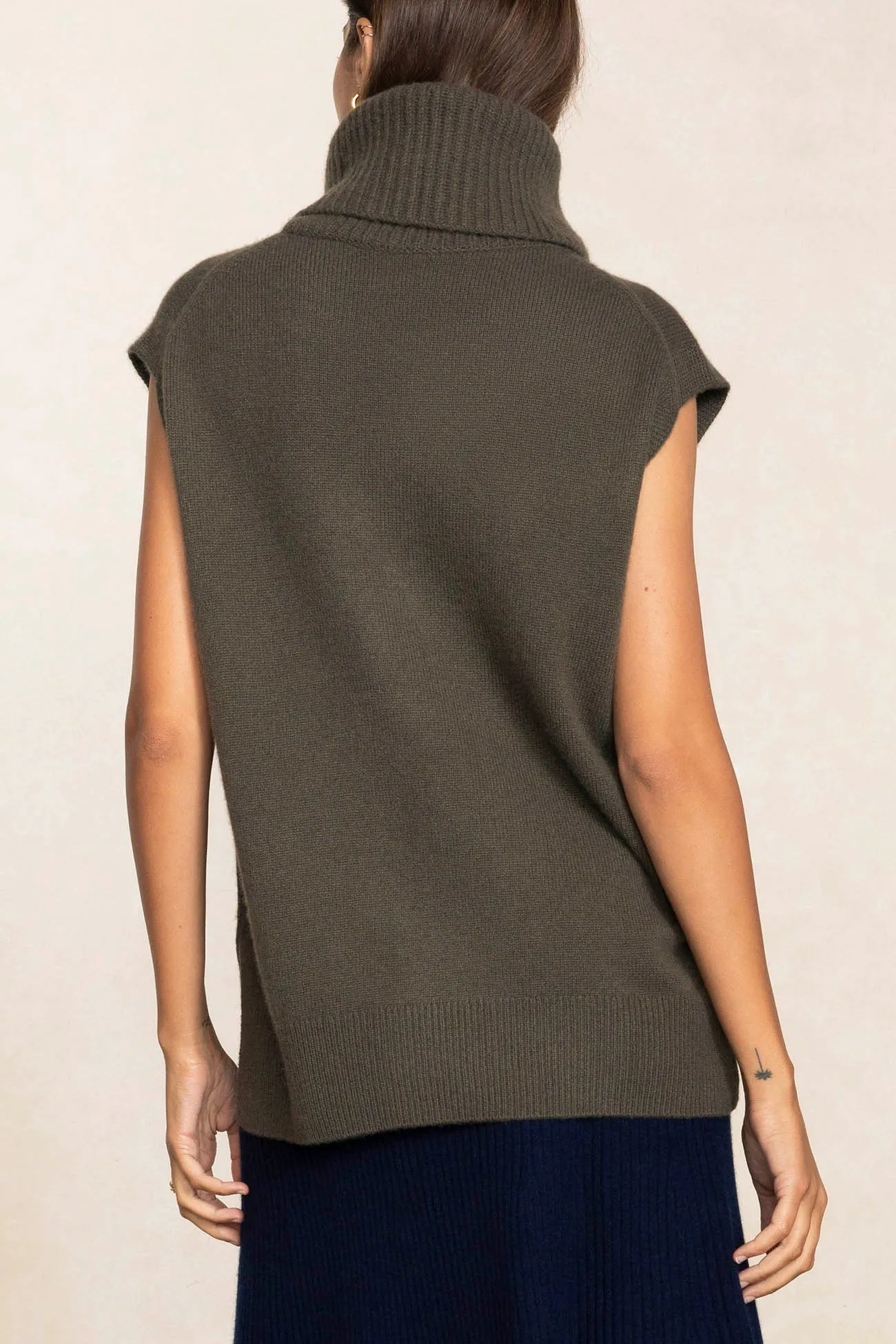 BRUNA SLEEVELESS CASHMERE TURTLENECK