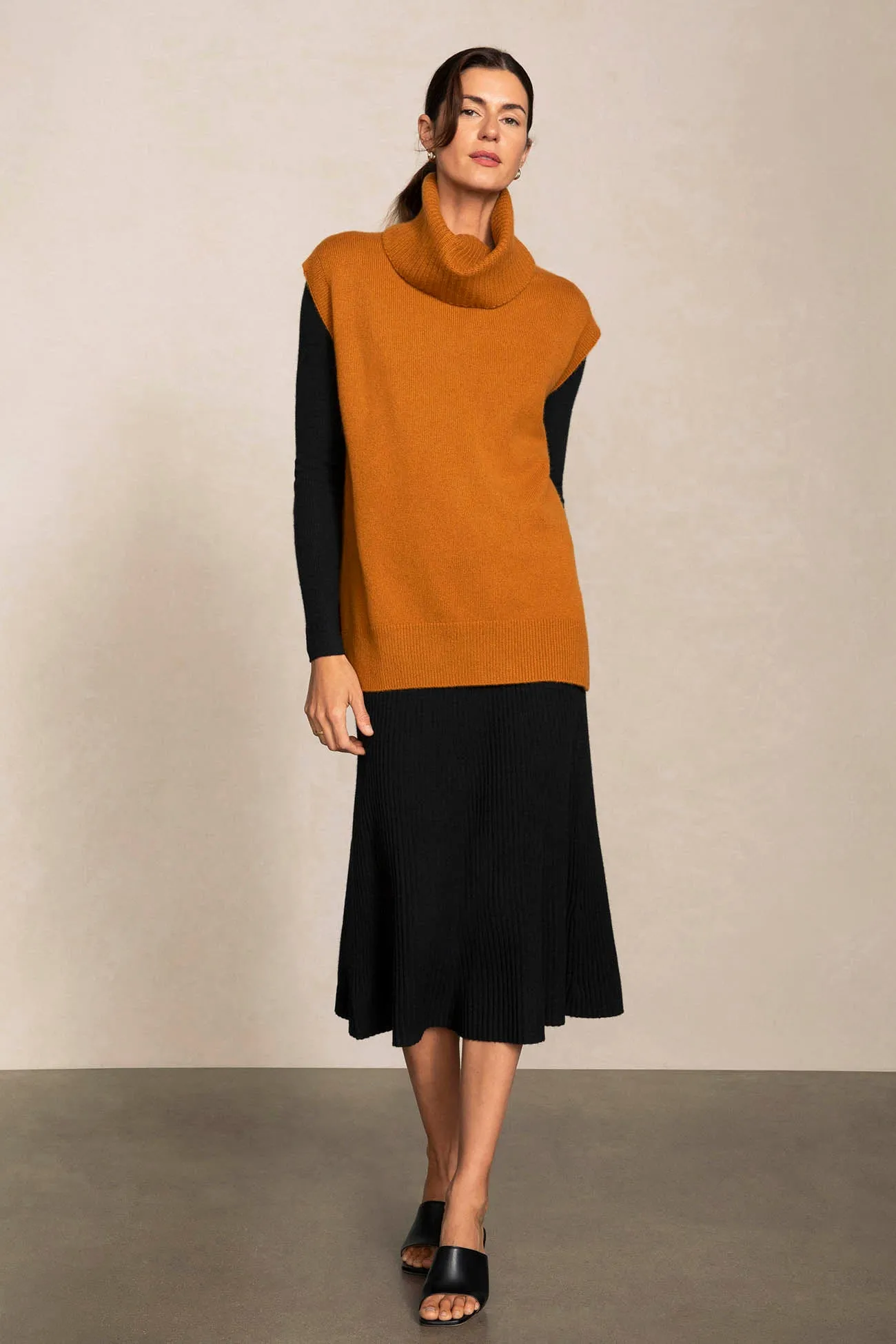 BRUNA SLEEVELESS CASHMERE TURTLENECK