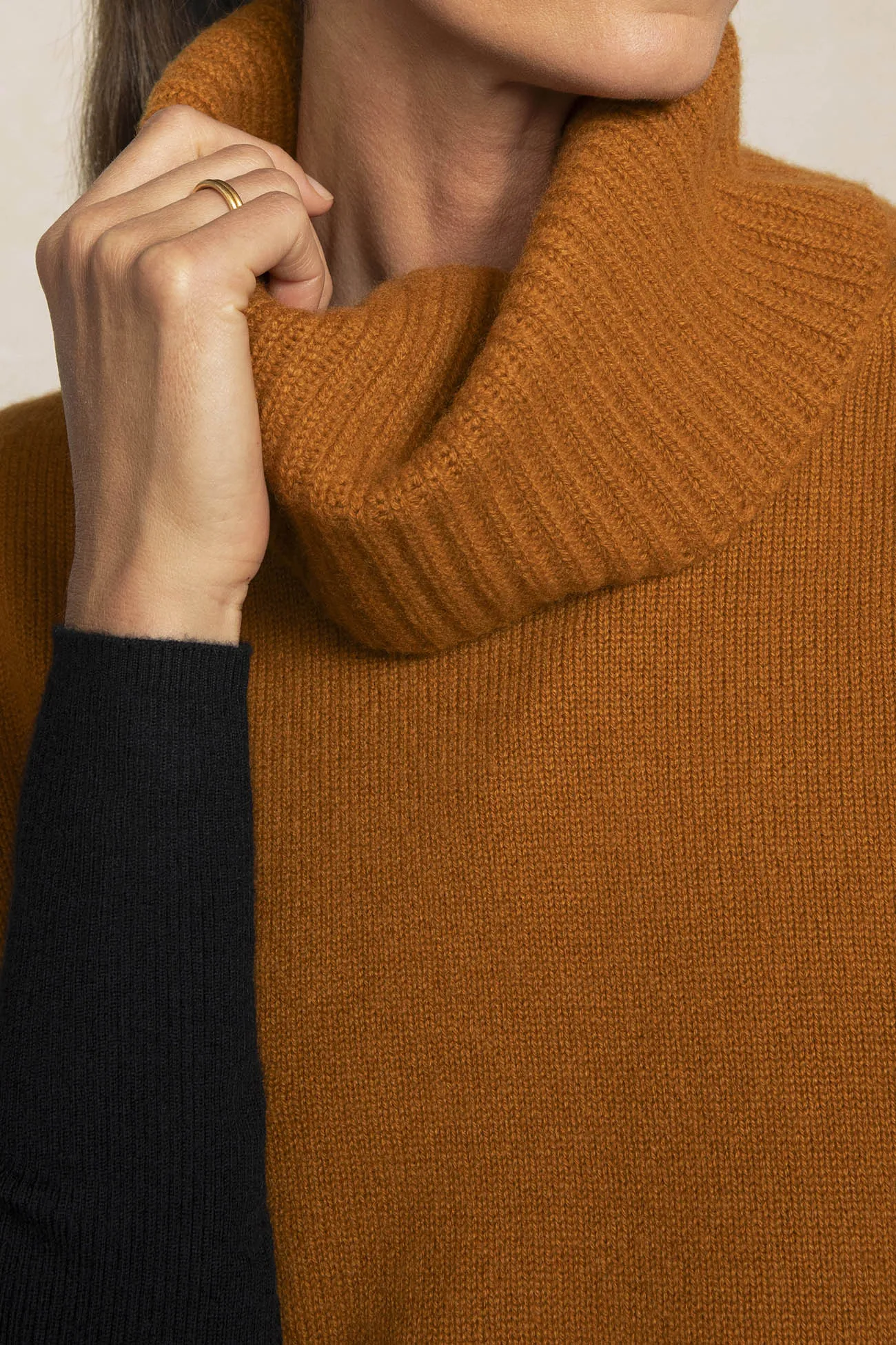 BRUNA SLEEVELESS CASHMERE TURTLENECK