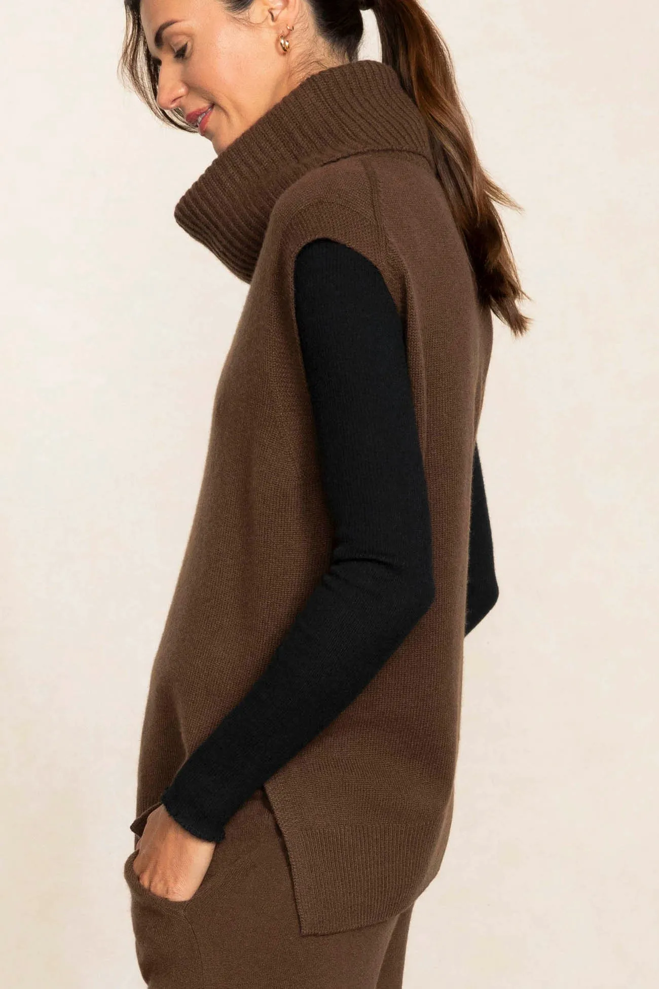 BRUNA SLEEVELESS CASHMERE TURTLENECK