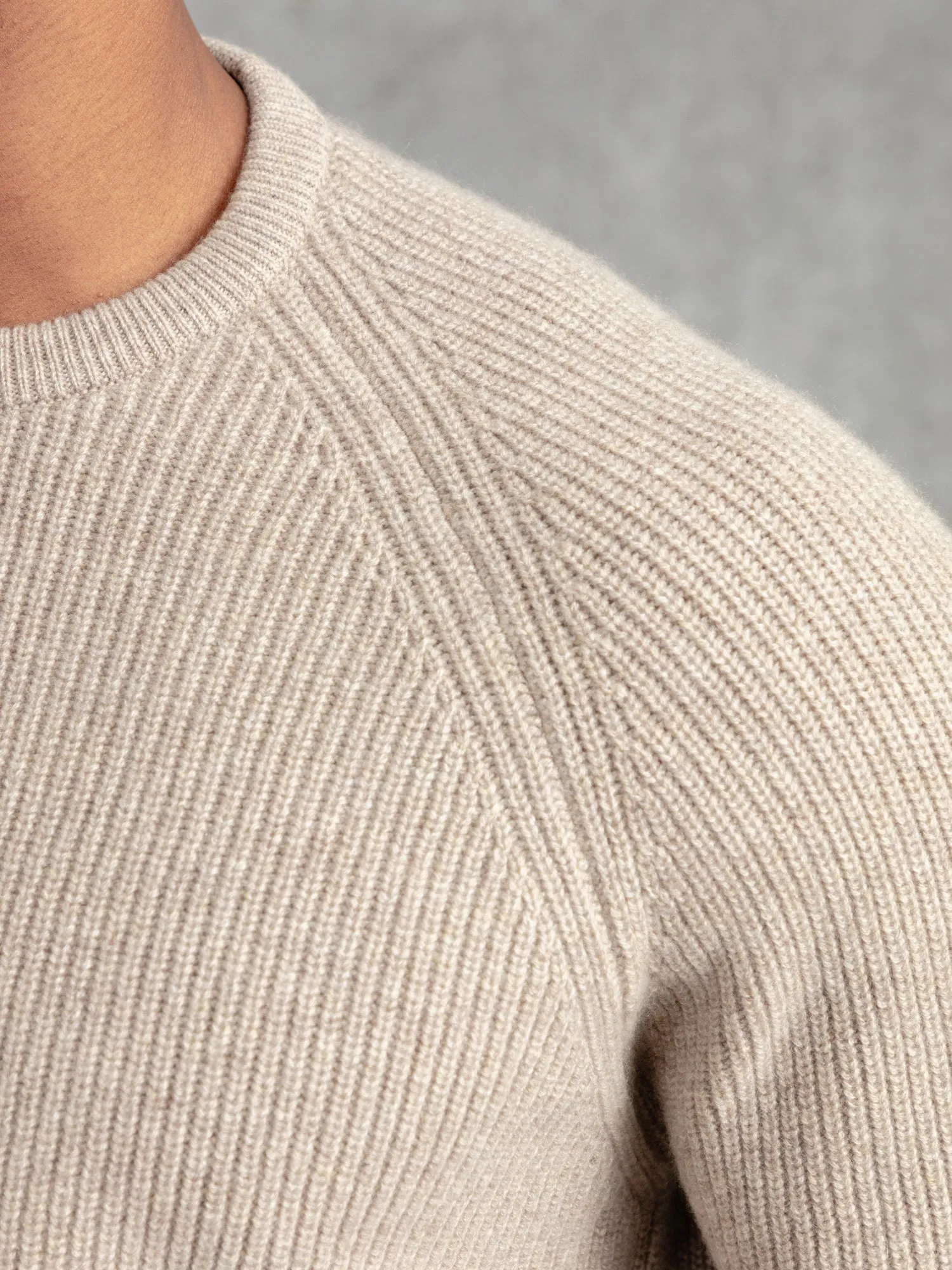 The Cashmere Raglan Crew Neck - Pebble