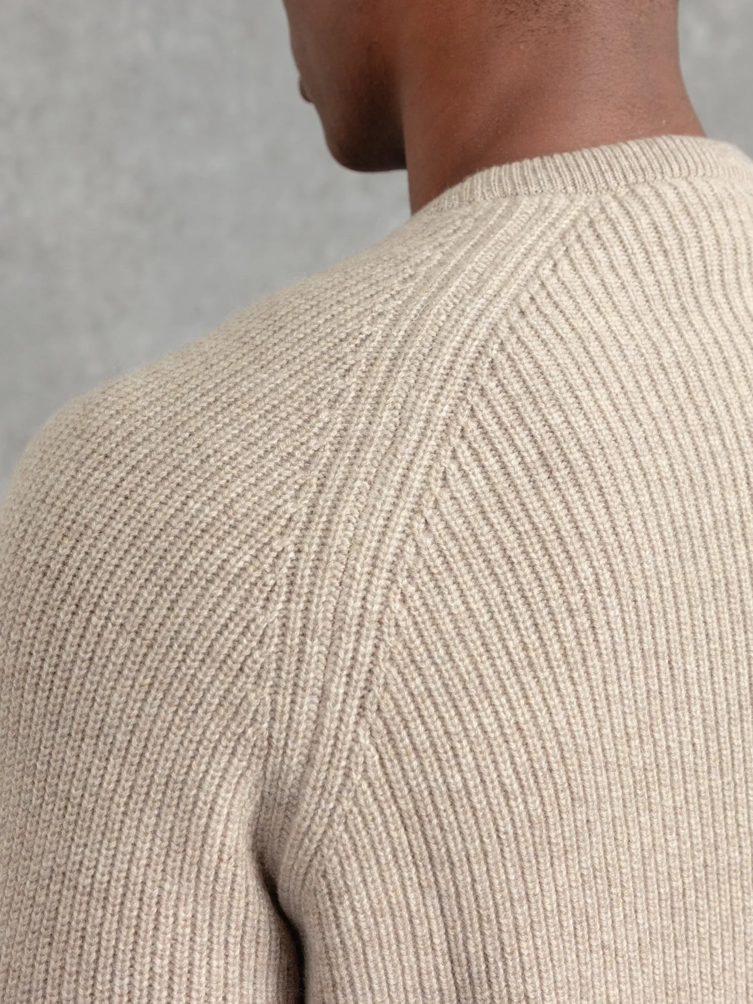 The Cashmere Raglan Crew Neck - Pebble